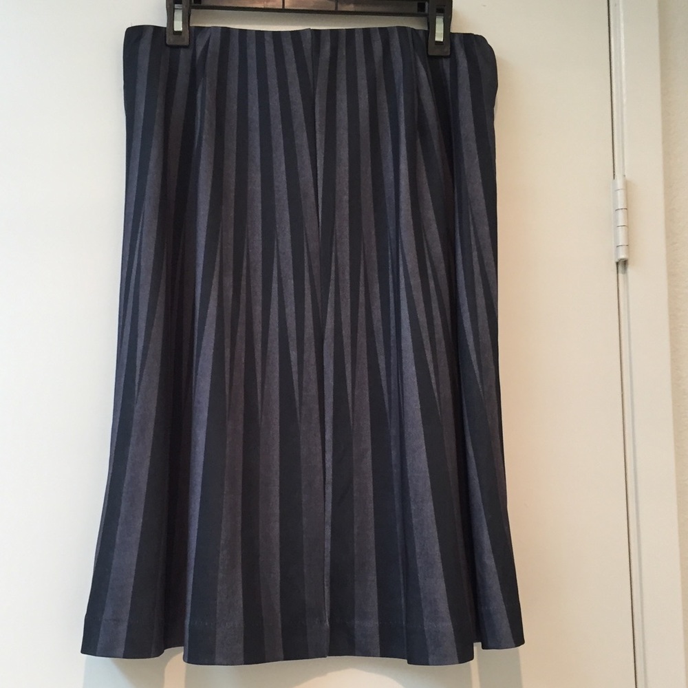 ECI Grey Skirt Lg